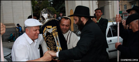 After Nearly a Century, Russian City Welcomes Torah Scroll